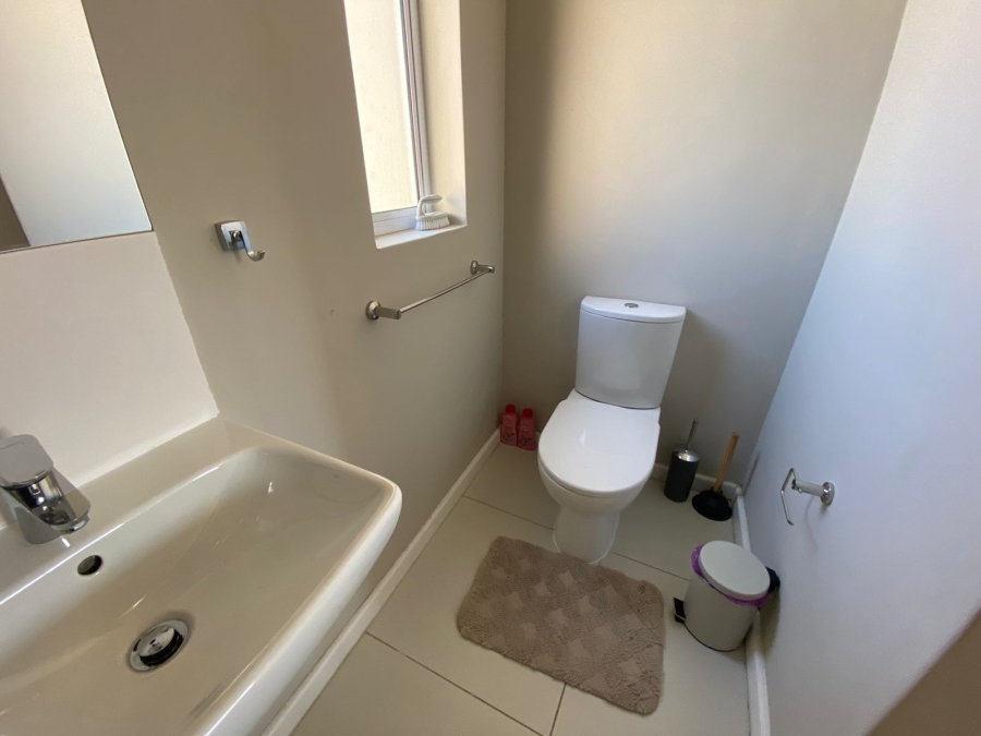 To Let 3 Bedroom Property for Rent in Somerset Lakes Western Cape